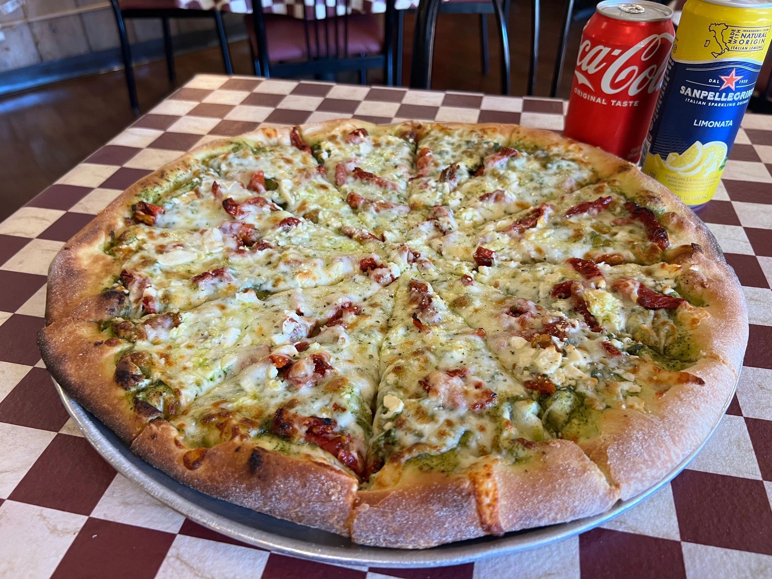 Pesto pizza with beverages